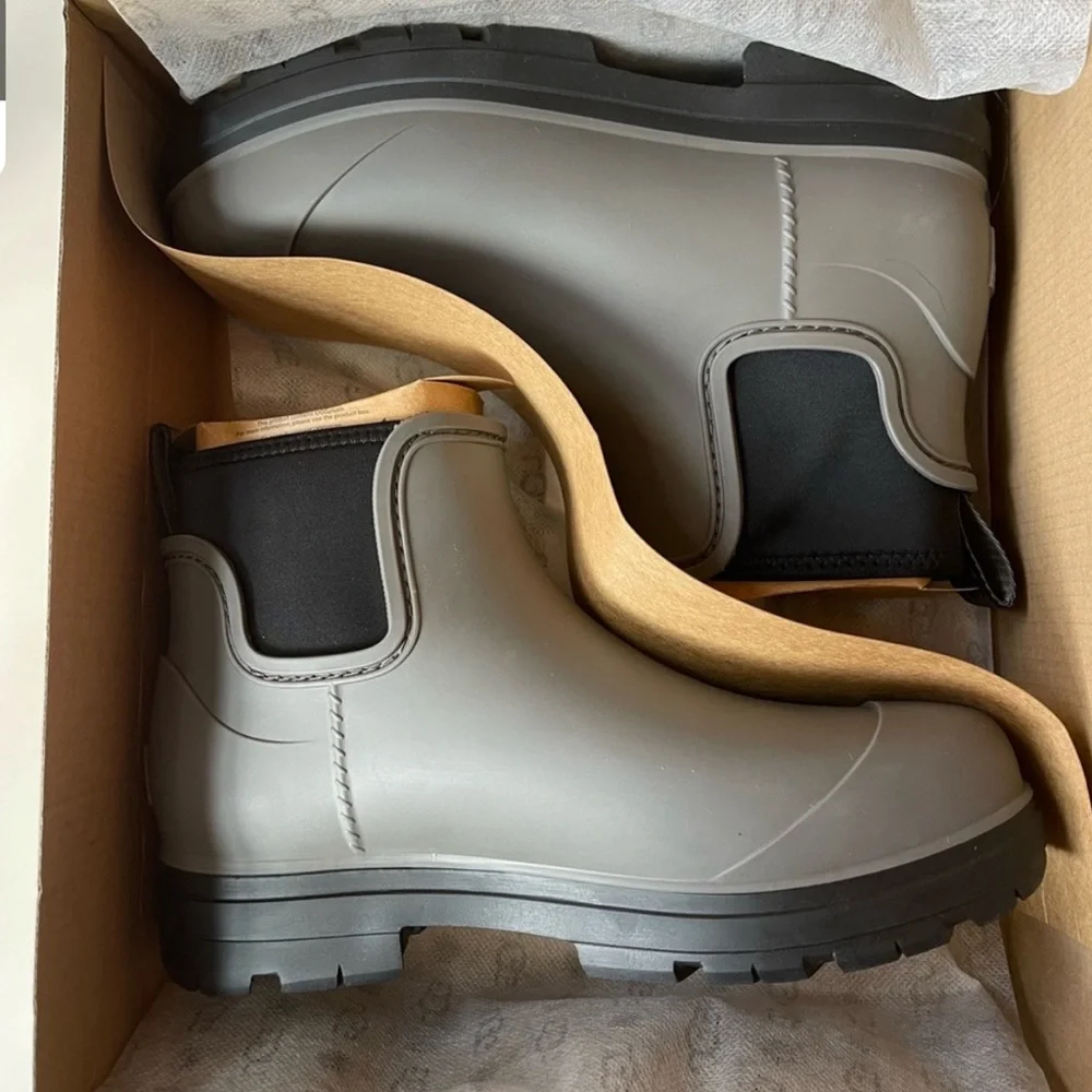 UGG Women's Olive Green Chelsea Rain Boots with Black Elastic